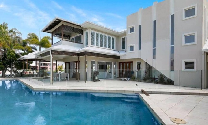 Banksia Beach Haus | 'Sunset Views On Banksia Canal'