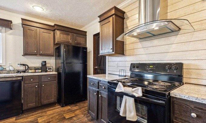 Port Clinton Haus | Sunsets & Serenity: Port Clinton Waterfront Stay 3 Bedroom Home