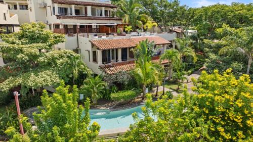 Coco Sunset Hills Haus | Sunshine Escape With A Rooftop Patio