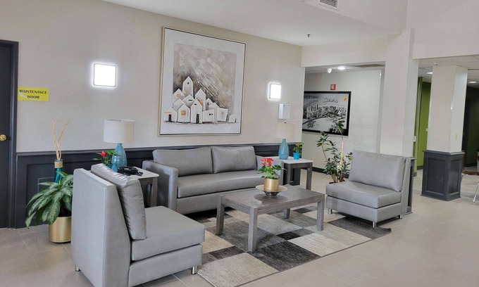 Fox Valley Hotel | Super 8 by Wyndham Aurora/Naperville Area