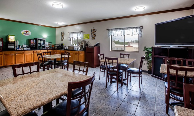 Big Rapids Hotel | Super 8 by Wyndham Big Rapids