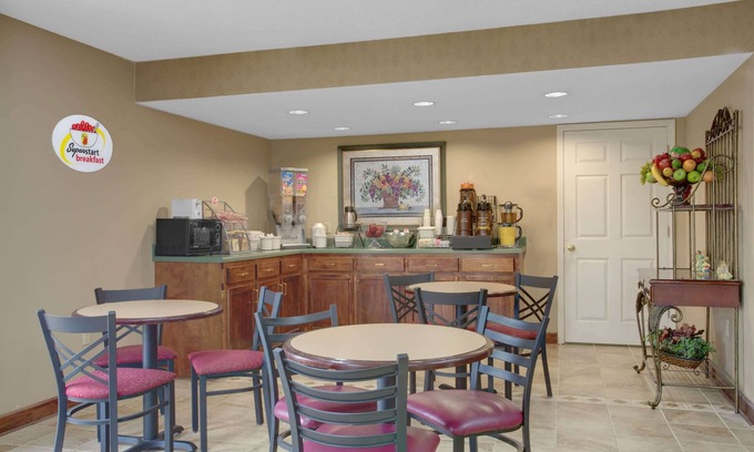 Booneville Hotel | Super 8 by Wyndham Booneville