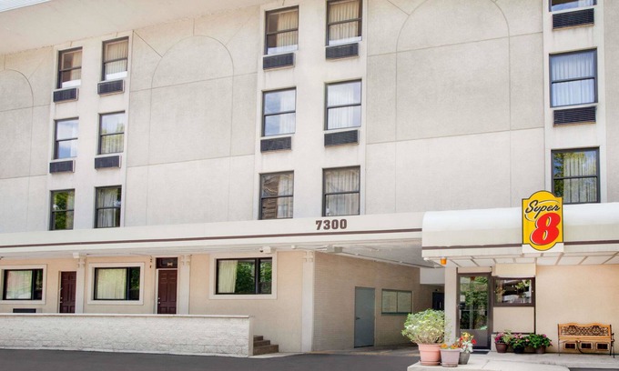 Rogers Park Hotel | Super 8 by Wyndham Chicago IL