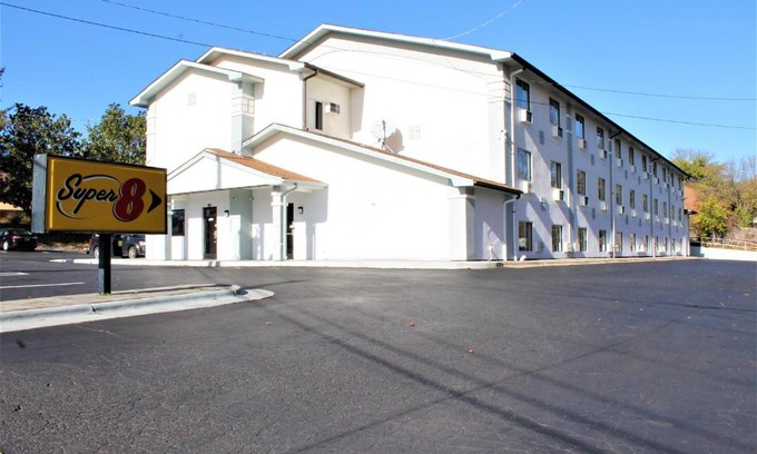 Greensboro Hotel | Super 8 by Wyndham Greensboro/Coliseum/Conv.