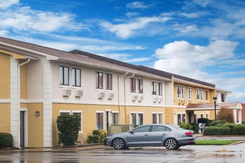 Jonesboro Hotel | Super 8 by Wyndham Jonesboro