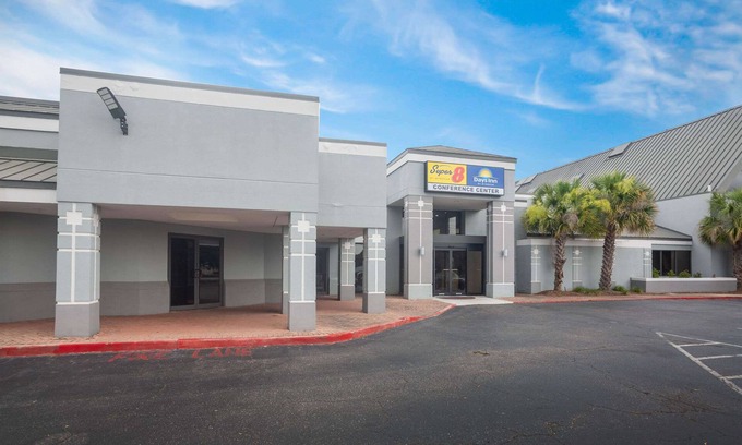 Mobile Hotel | Super 8 by Wyndham Mobile I-65