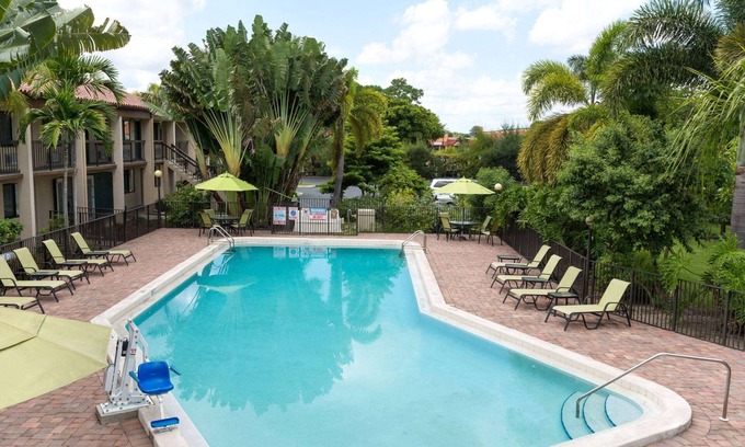 Riviera Beach Hotel | Super 8 by Wyndham Riviera Beach West Palm Beach