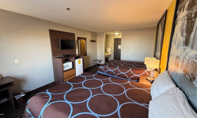 Reedsburg Hotel | Super 8 by Wyndham Reedsburg