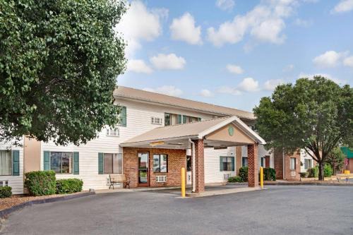 West Memphis Hotel | Super 8 by Wyndham West Memphis