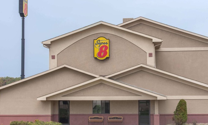 Austintown Hotel | Super 8 by Wyndham Youngstown/Austintown