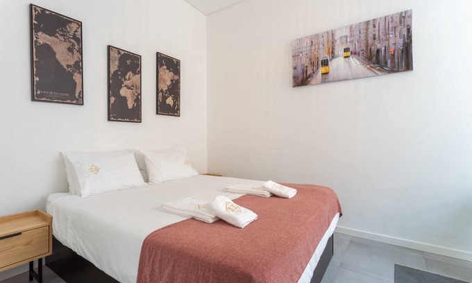 Chiado Wohnung | Super Central Walk Anywhere w/AC, Lift, 3BDR, 2BA