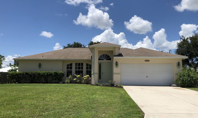 San Carlos Park Haus | Super Clean, Comfortable, & Centrally Located near RSW and FGCU