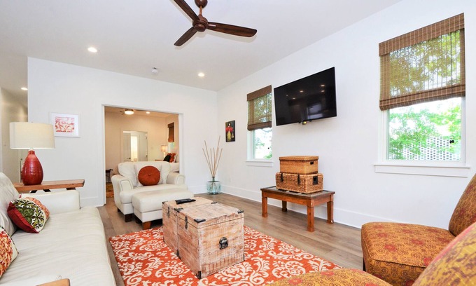 West Riverside Haus | Impeccable Uptown Klassische Town Home Gem.