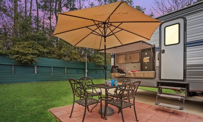 Milton Wohnmobilvermietung | Super- fun camper with plenty of room for a full-size family, lots of comfy beds + full kitchen, bath, and separate bedroom for Mom & Dad. There's even a nice patio with outdoor kitchen and seating area for barbecues, bacon & eggs in the morning, et