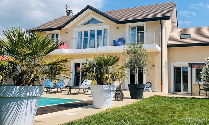 Divonne-les-Bains Haus | Superb 330m² villa sleeping 11, heated pool, terrace and garden