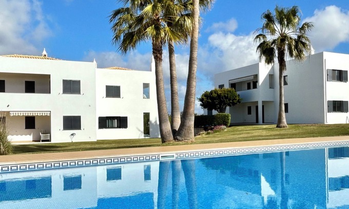 Pera Wohnung | Superb apartment with pool and sea view