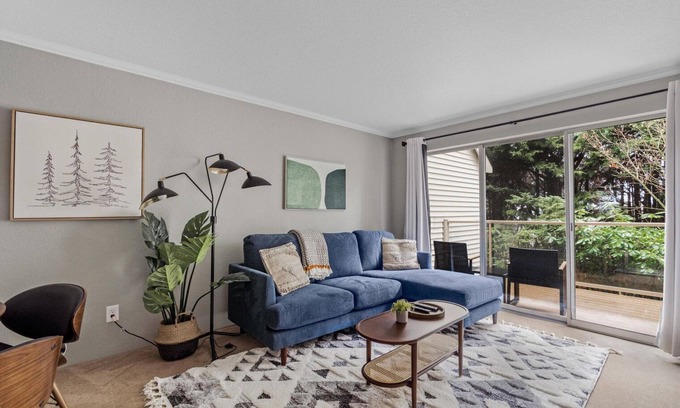 East Lake Hills Haus | Superb Bellevue 2BR w/ Balcony & Lake Views, nr Parks, by Blueground