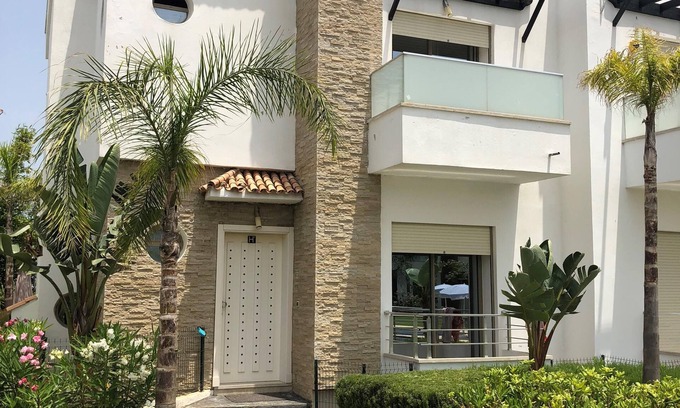 Skhirat Plage Villa | Superb Triplex Villa in Skhirat in schönen sicheren Residenz Schwimmbäder Luftspiele