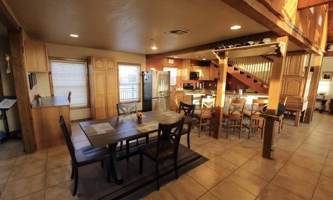 Comanche County Kabine | Superb view Lake Ellsworth! Log cabin in the country.