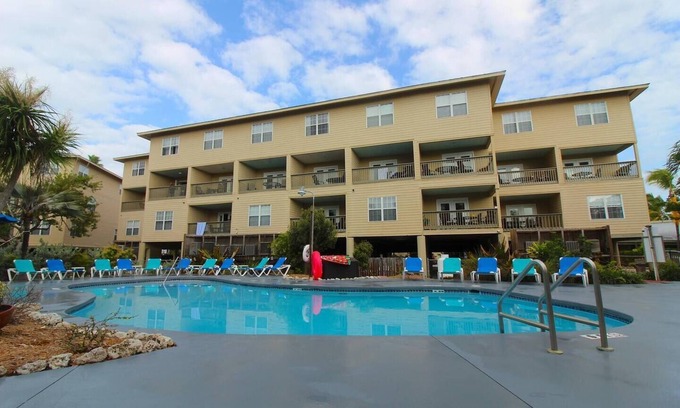 New Town Eigentumswohnung | Superb waterfront Coconut Mallory 2 BR, 2 bath condo, 2 pools, incredible views