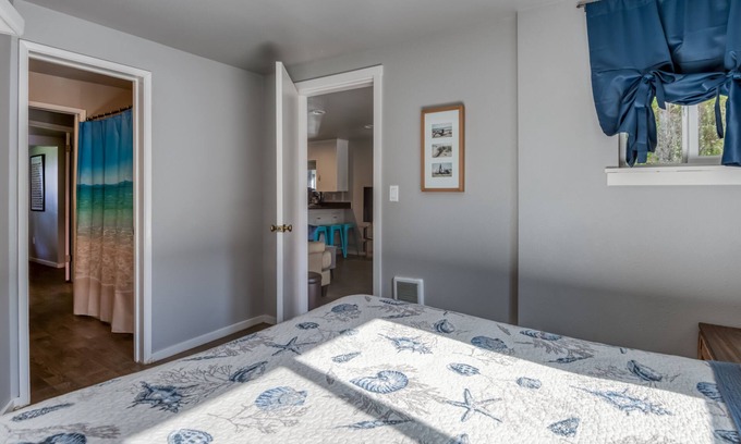 Otter Rock Kabine | Surf Haven Unit Ein Whirlpool und eine Feuerstelle zu Fuß zu den Surfstränden