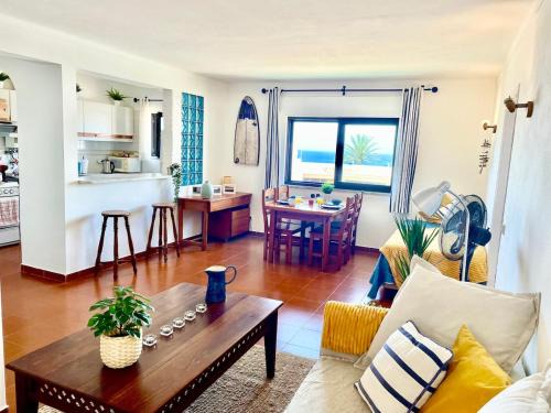 Cape Saint Vincent Wohnung | Surfside Sunny Seaview Apartment with Balcony
