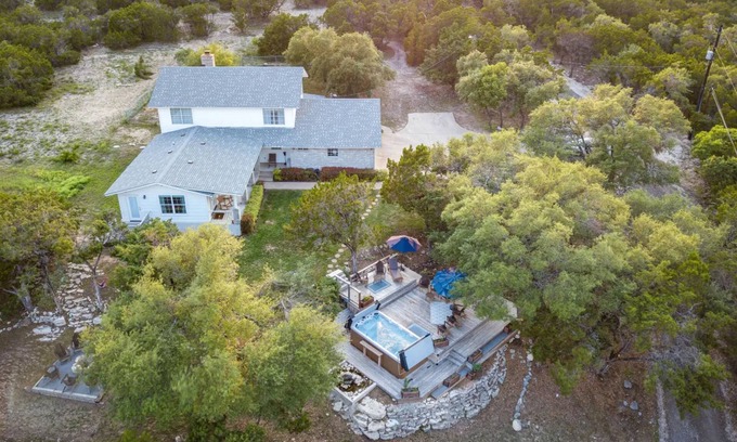 Leander Haus | Surrounded by hills + xll spa + pool table + game room + two master rooms