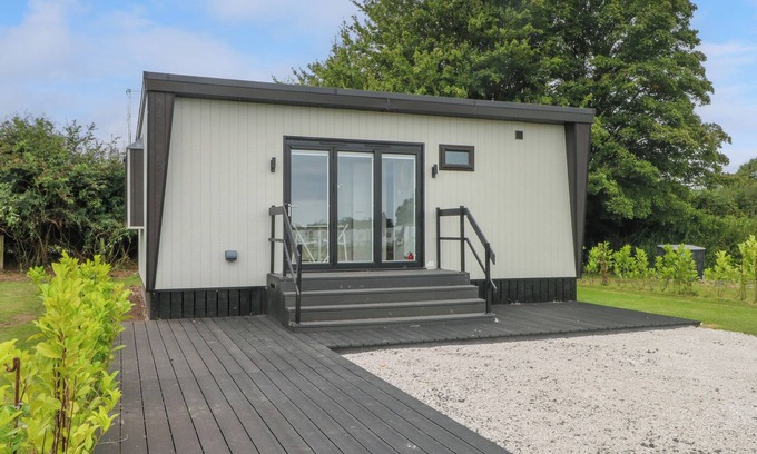 Sutton Weaver Hütte | SUTTON FIELDS CHALET, pet friendly, with a garden in Frodsham