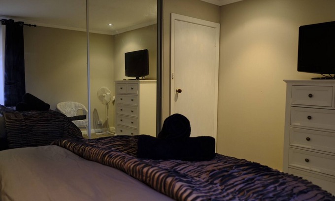 Swan View Haus | Swan Hills Retreat: Pool, Hikes, BBQ, Outdoor dining, Wifi and Netflix!