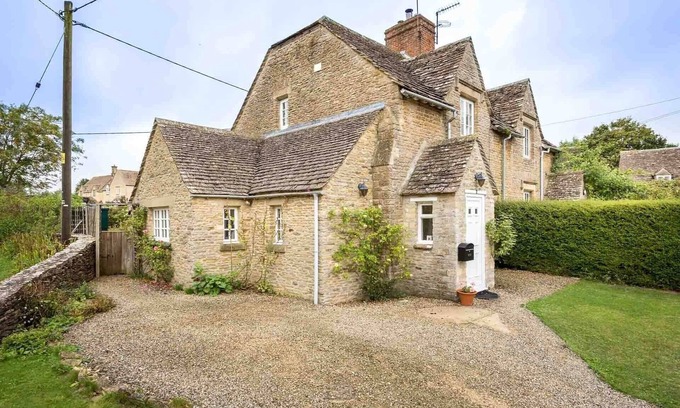 Southrop Hütte | SWAN VIEW, pet friendly, with open fire in Southrop