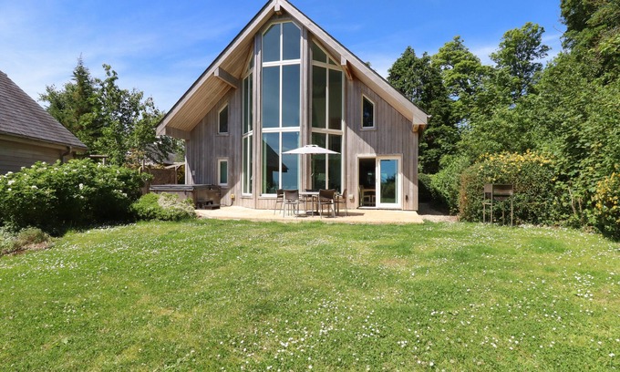 Eleighwater Hütte | SWANDOWN, 12A GOLDENHAYE, romantic, with pool in Cricket St. Thomas