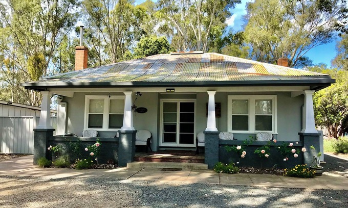 Swanpool Sonstige | Swanpool country stay, close to the Victorian high country.