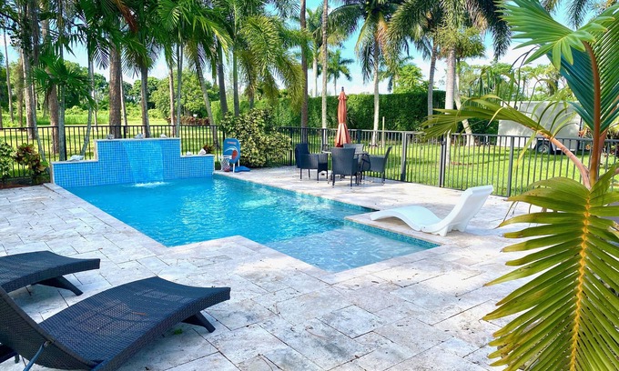Lake Worth Haus | Swans Nest West - Modern & Private, beheizter Pool, 3 Schlafzimmer
