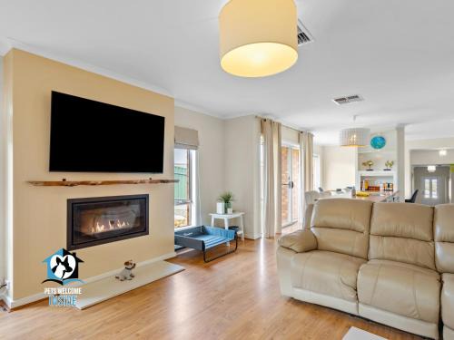 Victor Harbor Haus | Sweeping Ocean Views 4BR on One Acre