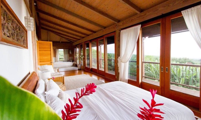 Honaunau-Napoopoo Haus | Sweeping Views from a Striking Home with Balconies