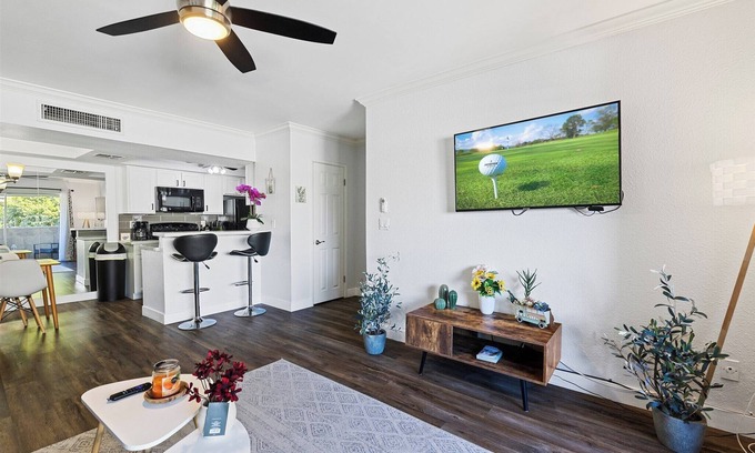 Paradise Valley Village Eigentumswohnung | Sweet 2nd Floor Condo in FANTASTIC location SUPER close to SOOOOO much!!