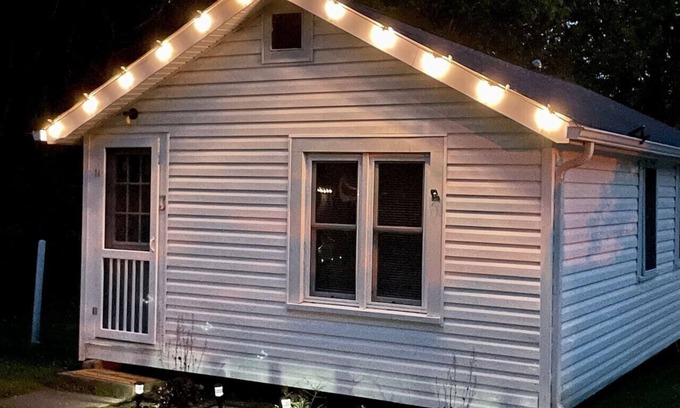 Geneva-on-the-Lake Hütte | Sweet and Cozy two bedroom Lake Erie Cottage -PET FRIENDLY!