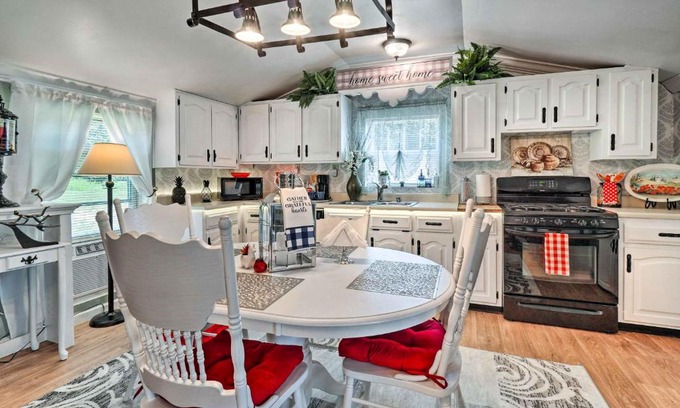 Lily Haus | Sweet Lily Home Less Than 15 Mi from Downtown Corbin!