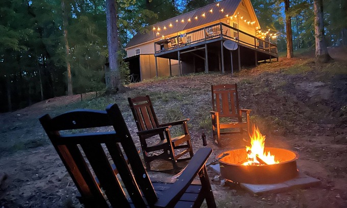Eclectic Kabine | Sweet Retreat Cabin on 2acres of woods, 2miles from Lake Martin, pet friendly