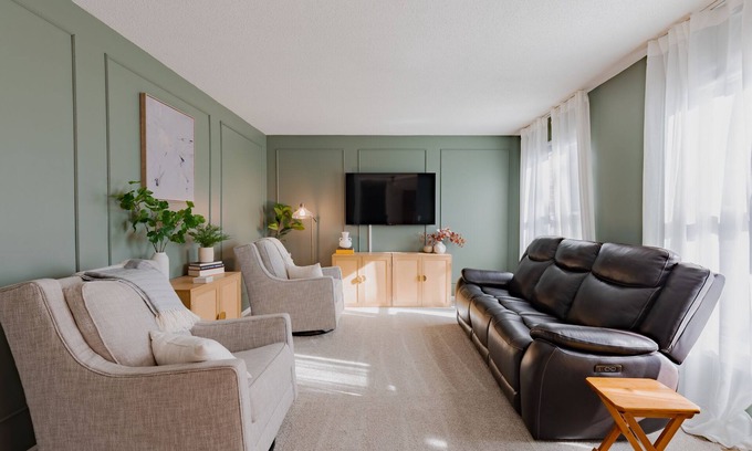 Midland Haus | Sweet Retreat W/ 2 King Rooms - Pet & Family Friendly! Fenced in yard