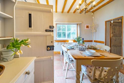 Great Hockham Haus | Swift Host - 2 Bedrooms - Period Cottage - Garden - Village Location - Dog Friendly