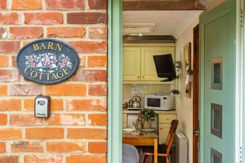 Rackheath Haus | Swift Host - Studio - Barn Cottage - Garden - Parking