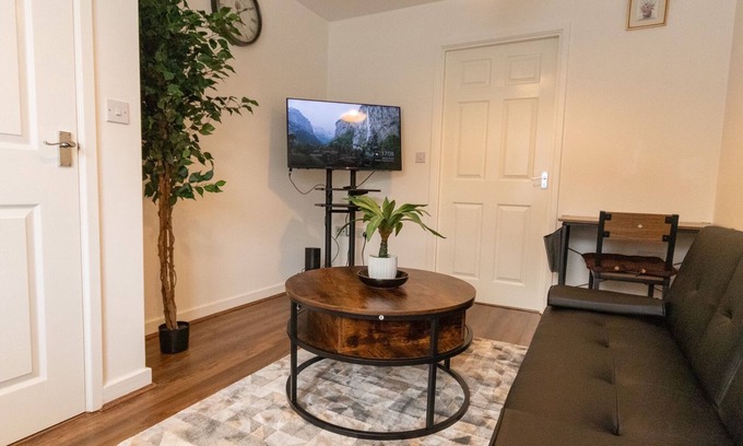 Swindon Haus | Swindon Cozy 2BR Retreat