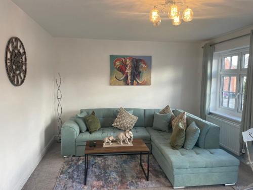 Swindon Haus | Swindon Double en-suite Home with Free parking