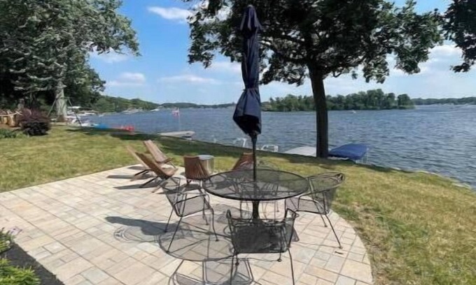 North Webster Hütte | "Sycamore Alley" on Webster Lake