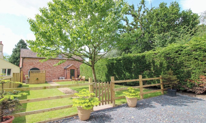 Loppington Hütte | SYLVA COTTAGE, pet friendly, with a garden in Cockshutt