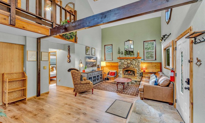 Sunnyside Haus | Tahoe City Retreat: Forest Views & Fireplace