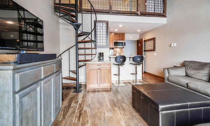 Truckee Eigentumswohnung | Loft-Studio in der Tahoe Donner Lodge, kürzlich renoviert. Zugang zum Wandern, Radfahren, Schwimmen, Golfen und vielem mehr!