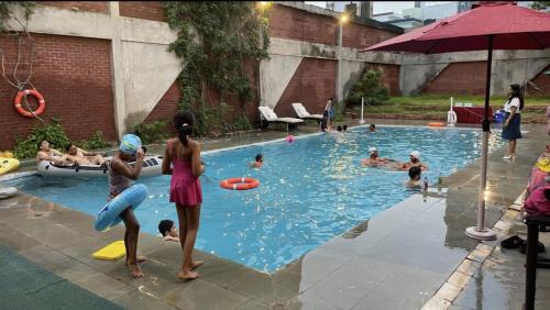 Agra Sonstige | Taj Waves - Poolside Tent in a Peaceful Retreat