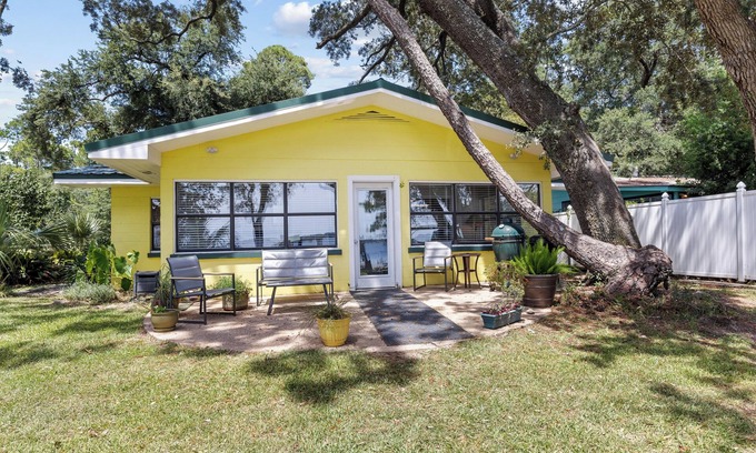 Lillian Hütte | Take a look at "The D Cottage" on the Bay